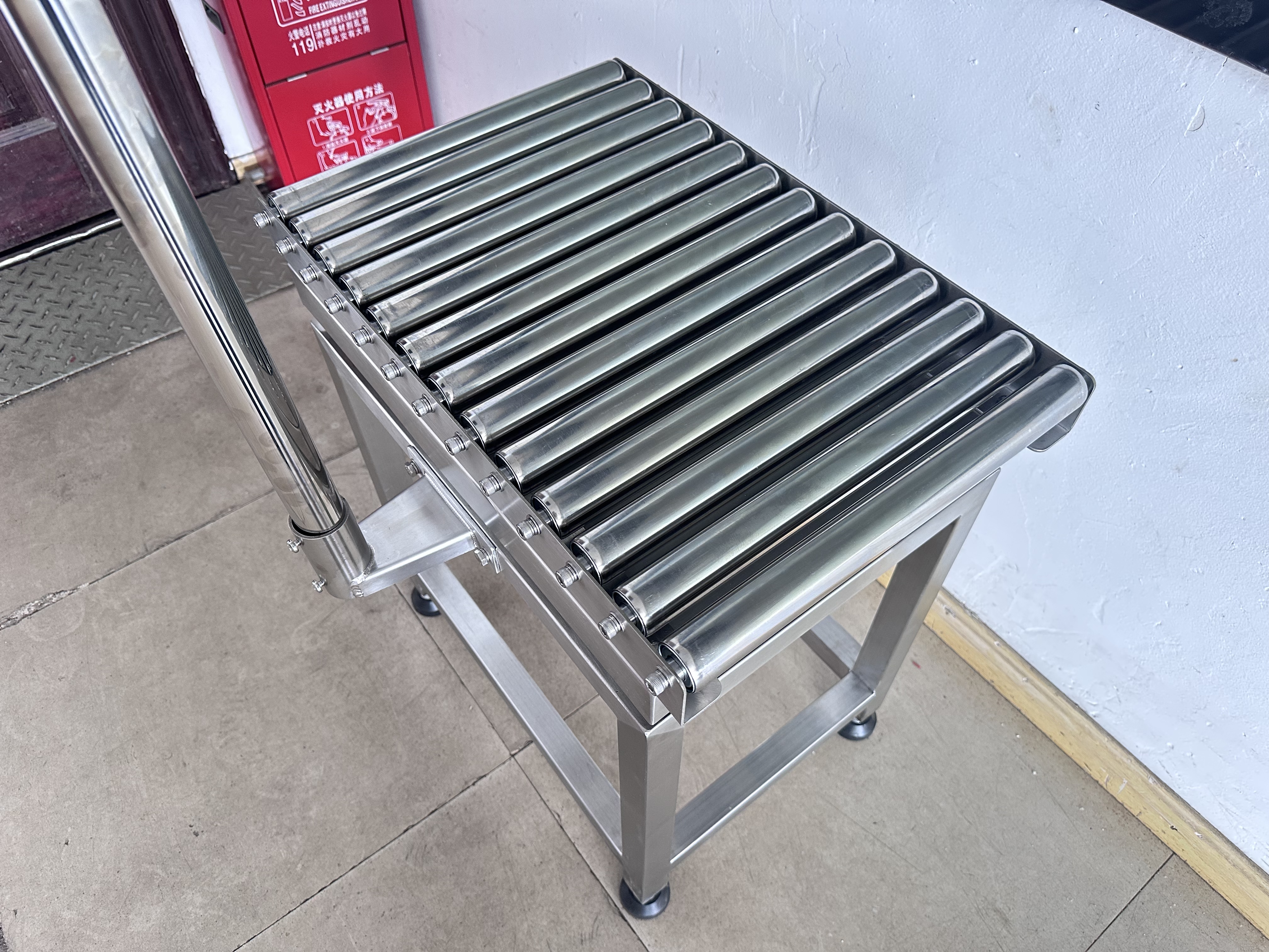 进入装,封箱机通过多道合拢机构输送到主输样品缓存辊台液压滚杠滚杠