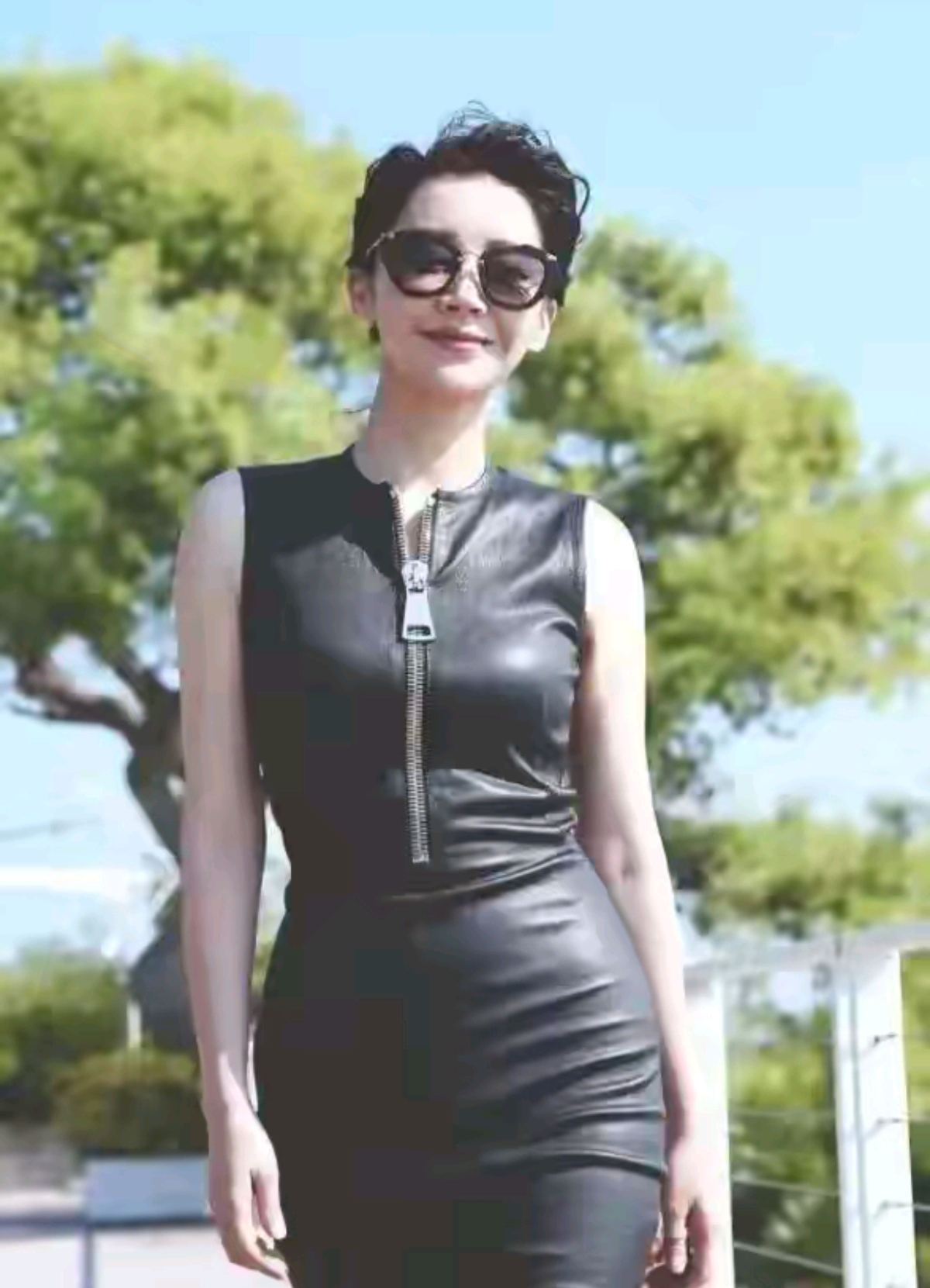 许晴是1969年生人,现在已经56岁了,她的颜值和身材一直被影迷们关注