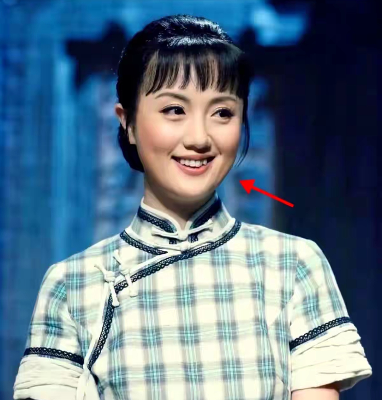 记得以前有个叫李倩的也是唇边几颗痣