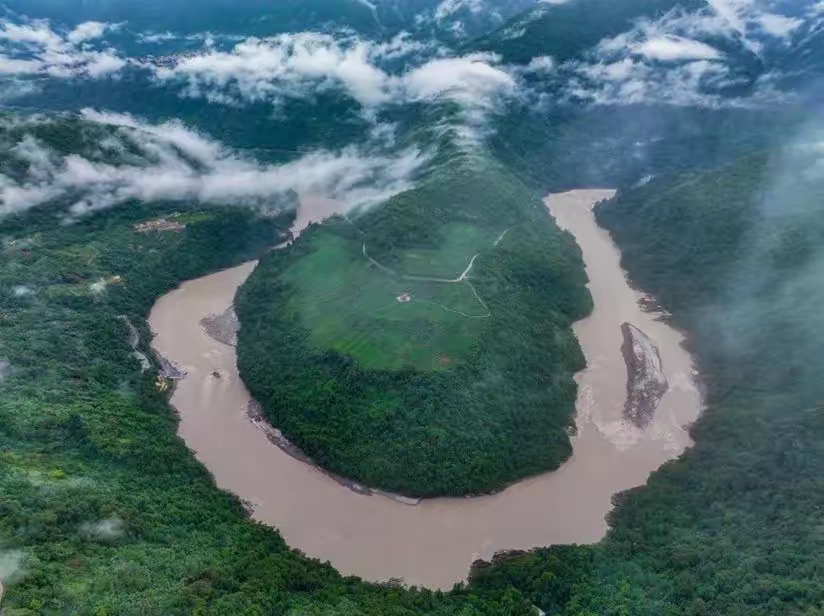 在林芝打造一个面貌焕然的梯级水电站群,高达2700多米的惊人落差,让每