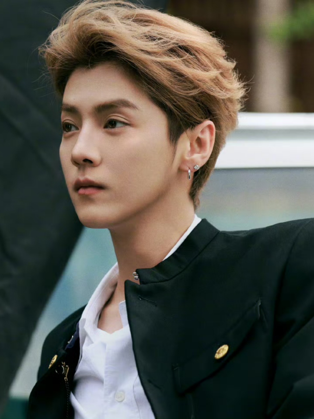 已经35岁的鹿晗早过了小年轻的年龄,等到了40岁还保持这种风格,还有