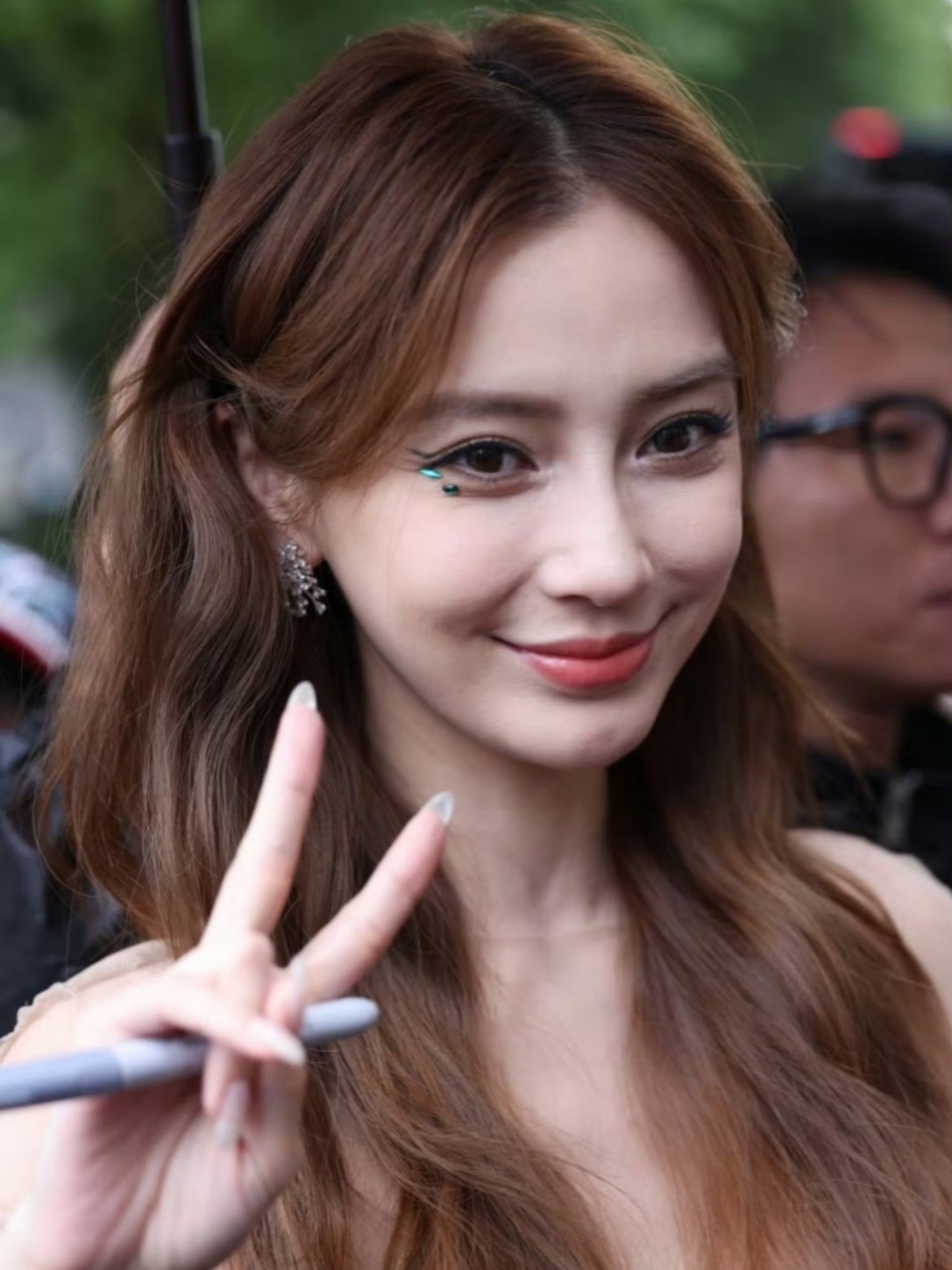 已经隐退娱乐圈的某副主任angelababy出席巴黎高定时装周外形真的太