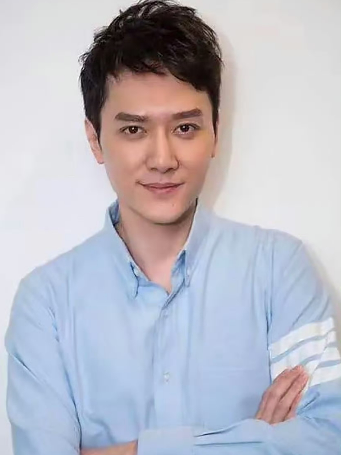 看不清具体颜值如何不过按照冯绍峰历任来看颜值绝对差不了