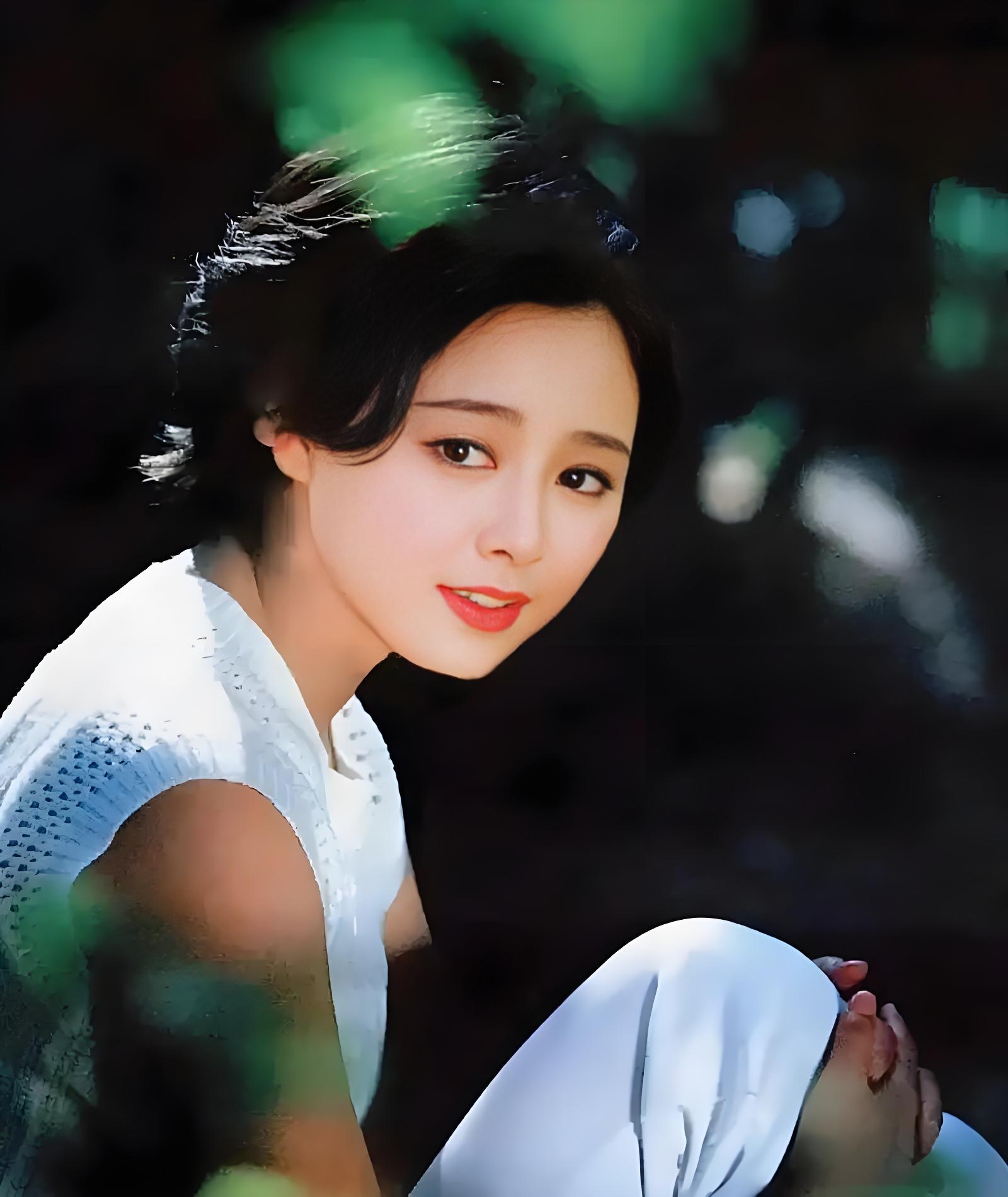 张瑜,1957年10月19日出生于中国上海市,祖籍山东肥城,美国加州州立