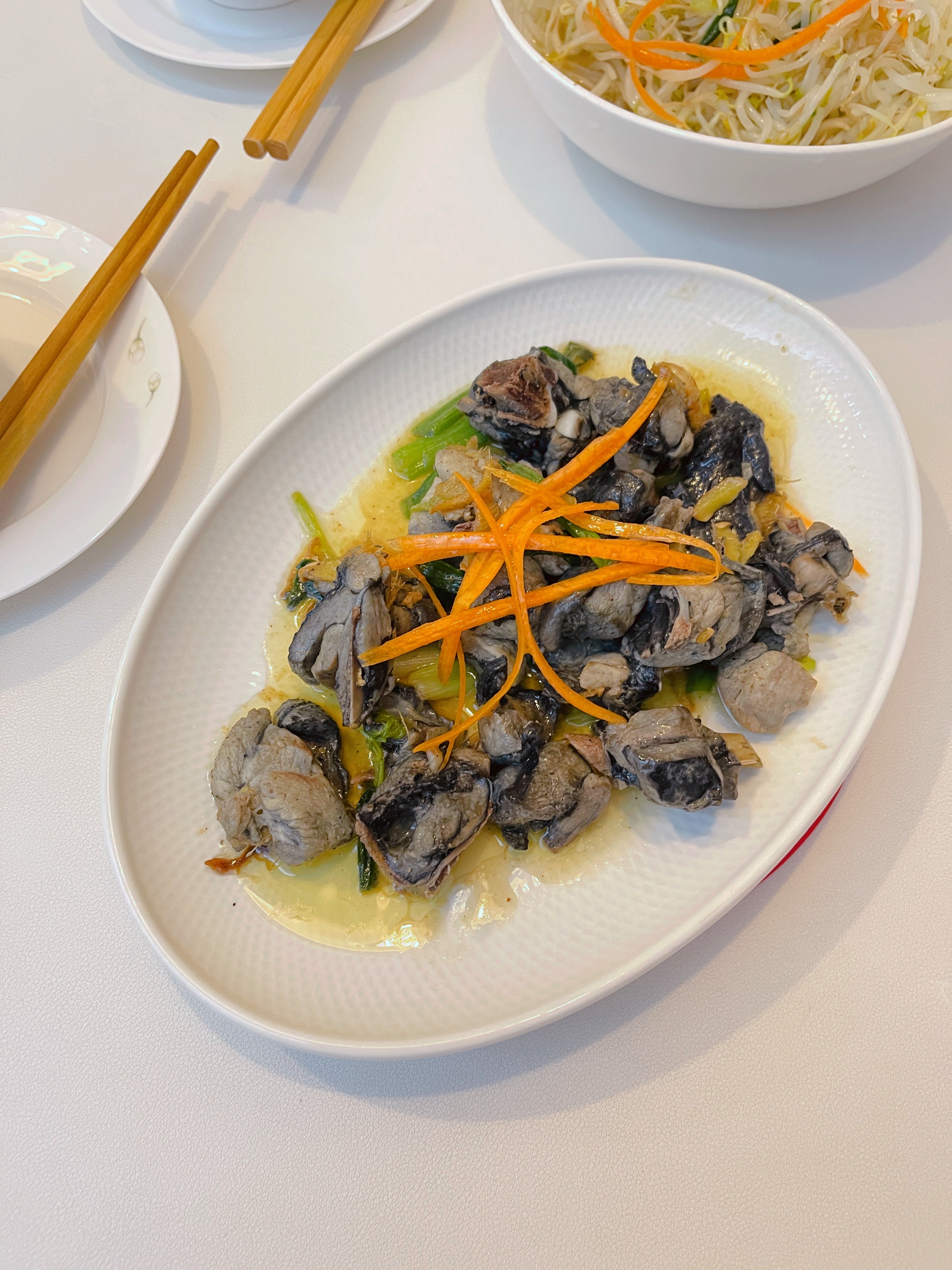 晚餐姜葱炒乌鸡素炒豆芽周末阴天有风适合在家躺平