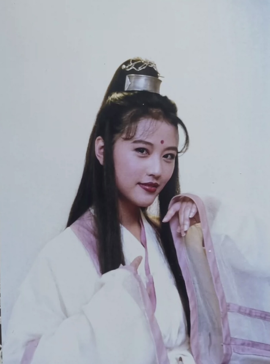 在1994年版《倚天屠龙记》里,周海媚饰演的周芷若堪称经典
