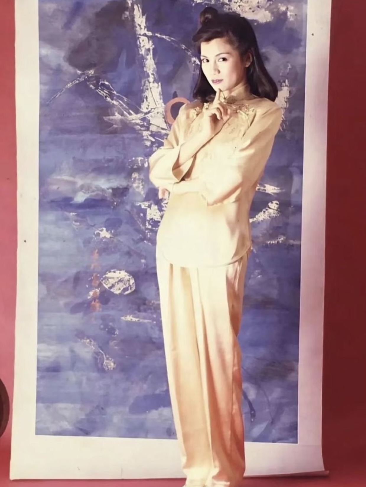 无需言语仅这一抹倩影便将往昔的绮丽与风华悄然诉说翁美玲