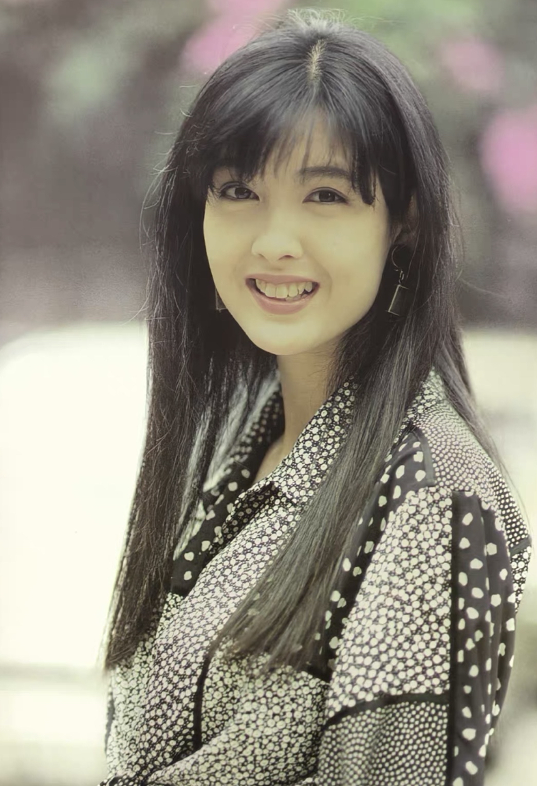 周慧敏美照～90年代港风美人 乌黑长发,波点衬衫,简约穿搭藏不住的