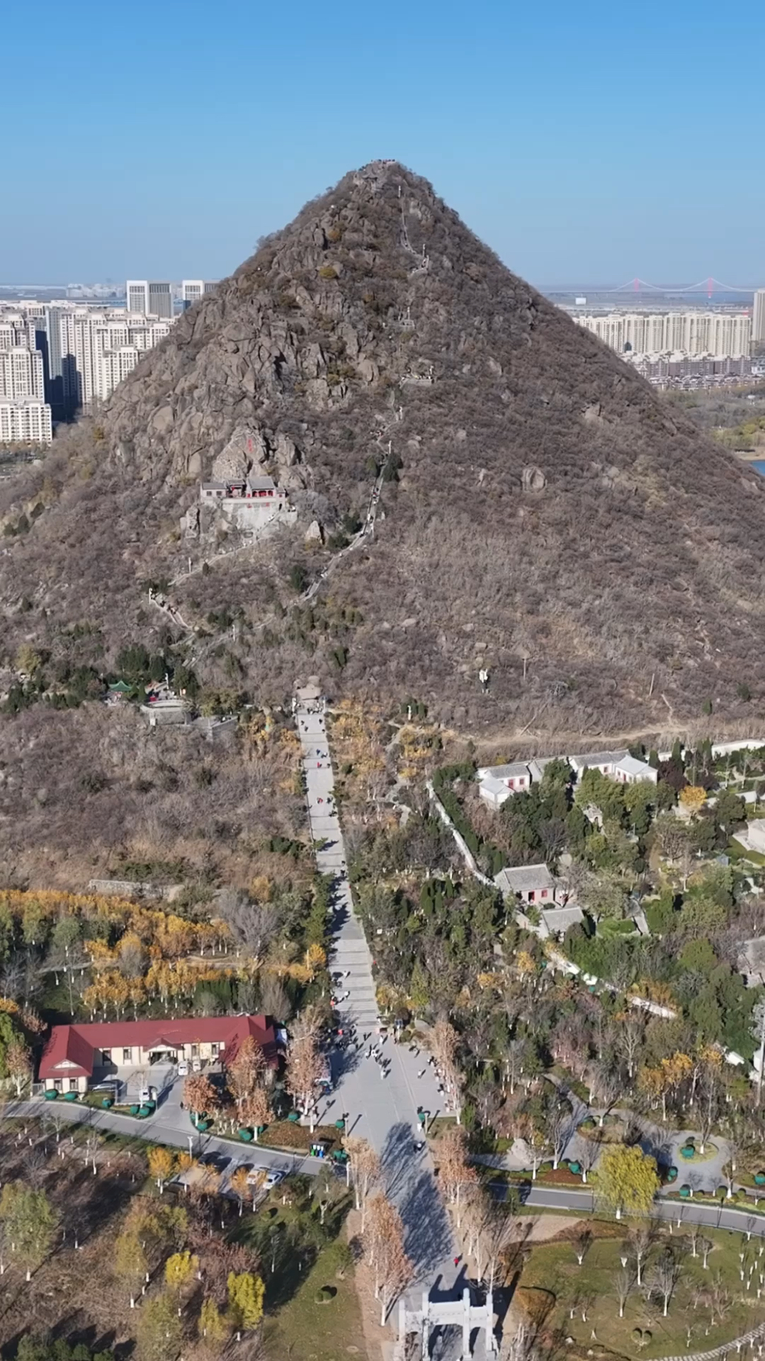 航拍济南华山,又称华不注山,平地突起尖尖的山峰