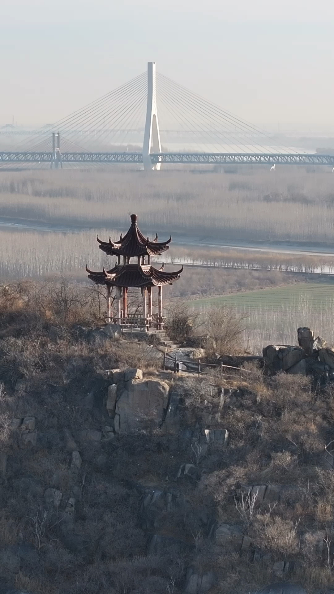 航拍济南济南鹊山,远处的黄河大桥很壮观