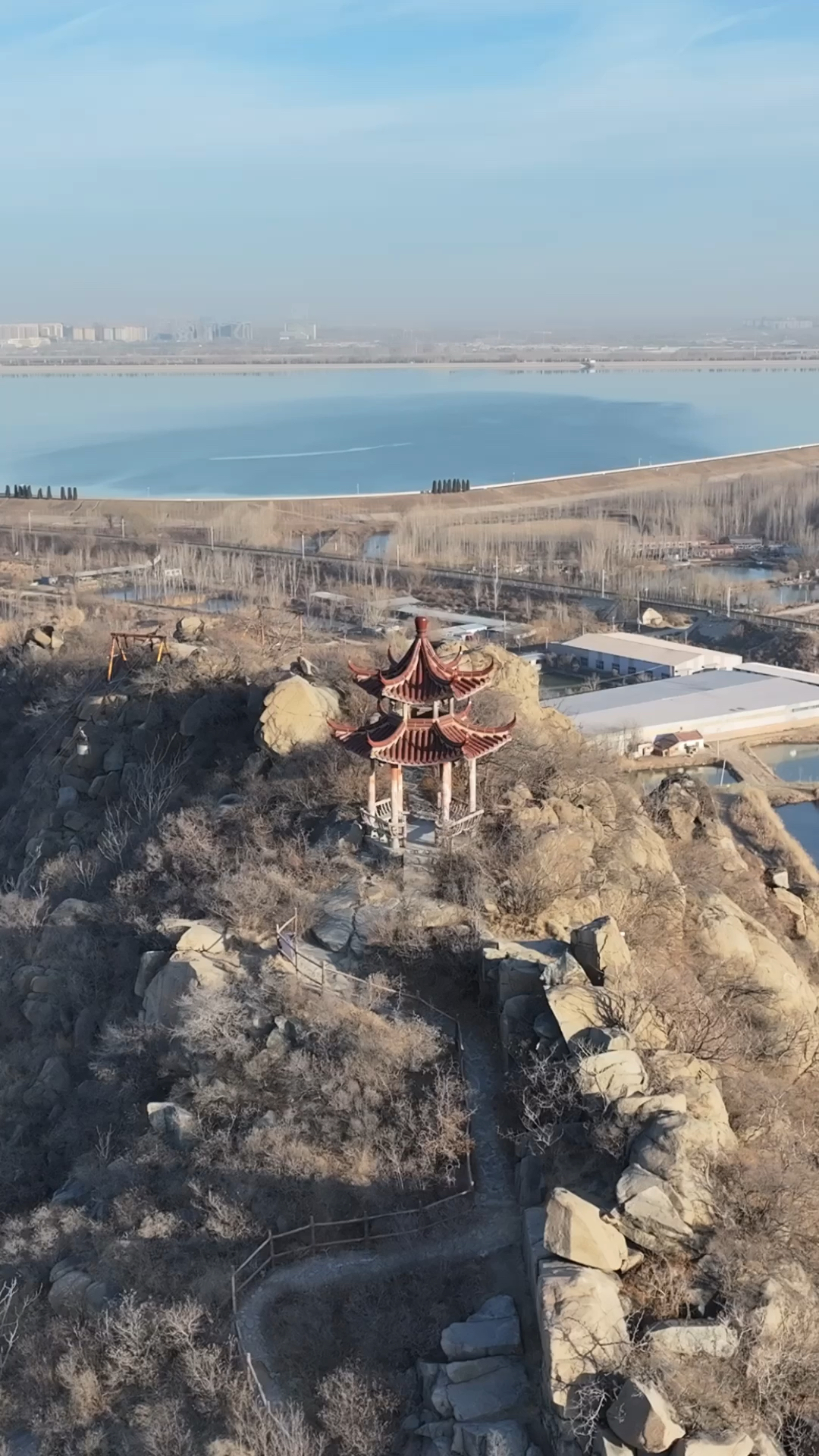 航拍济南鹊山,黄河北岸的平原上突起一座石头山峰