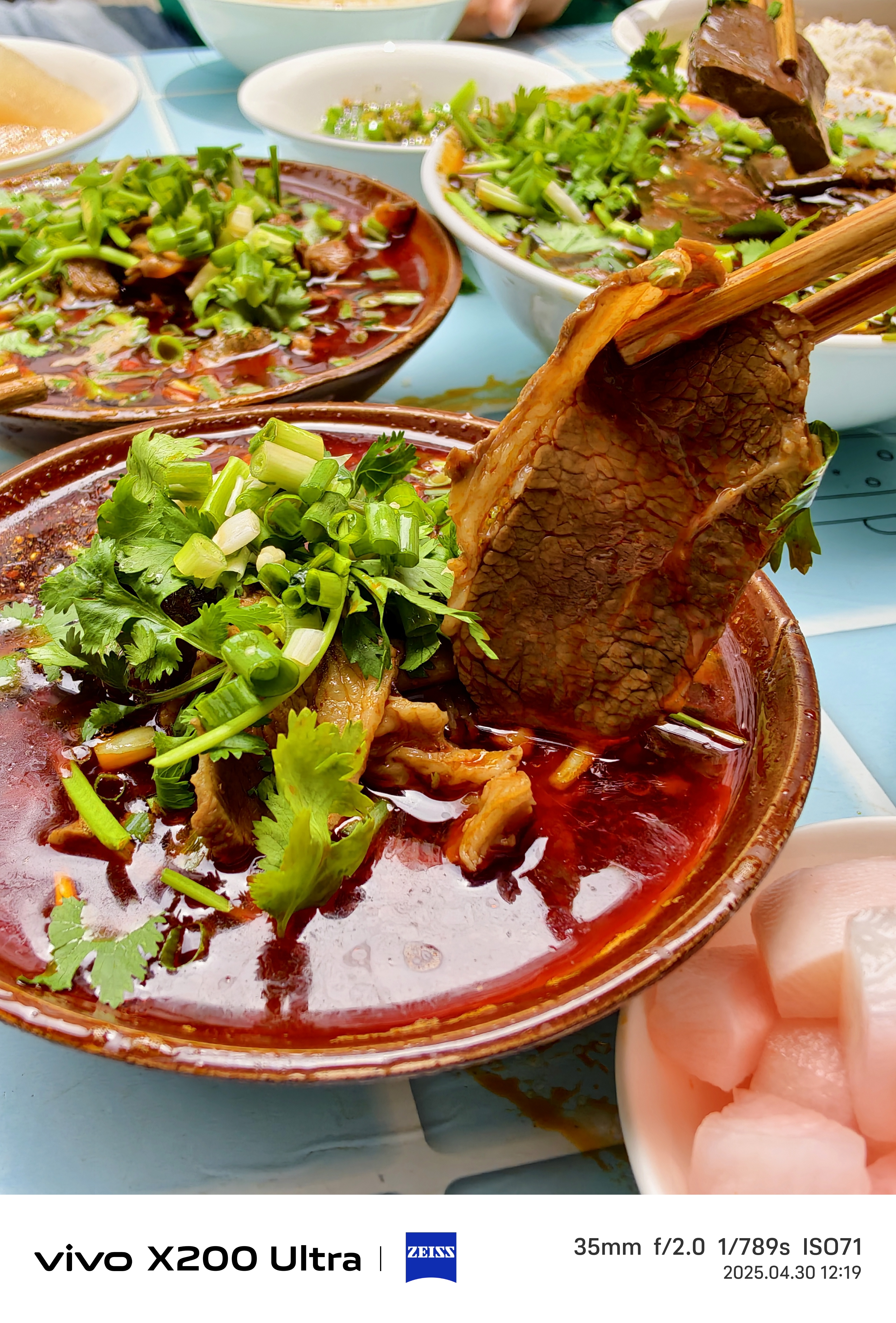 走319国道,途经江口镇时看到一家简陋的小饭馆,武隆碗碗羊肉,店里都是