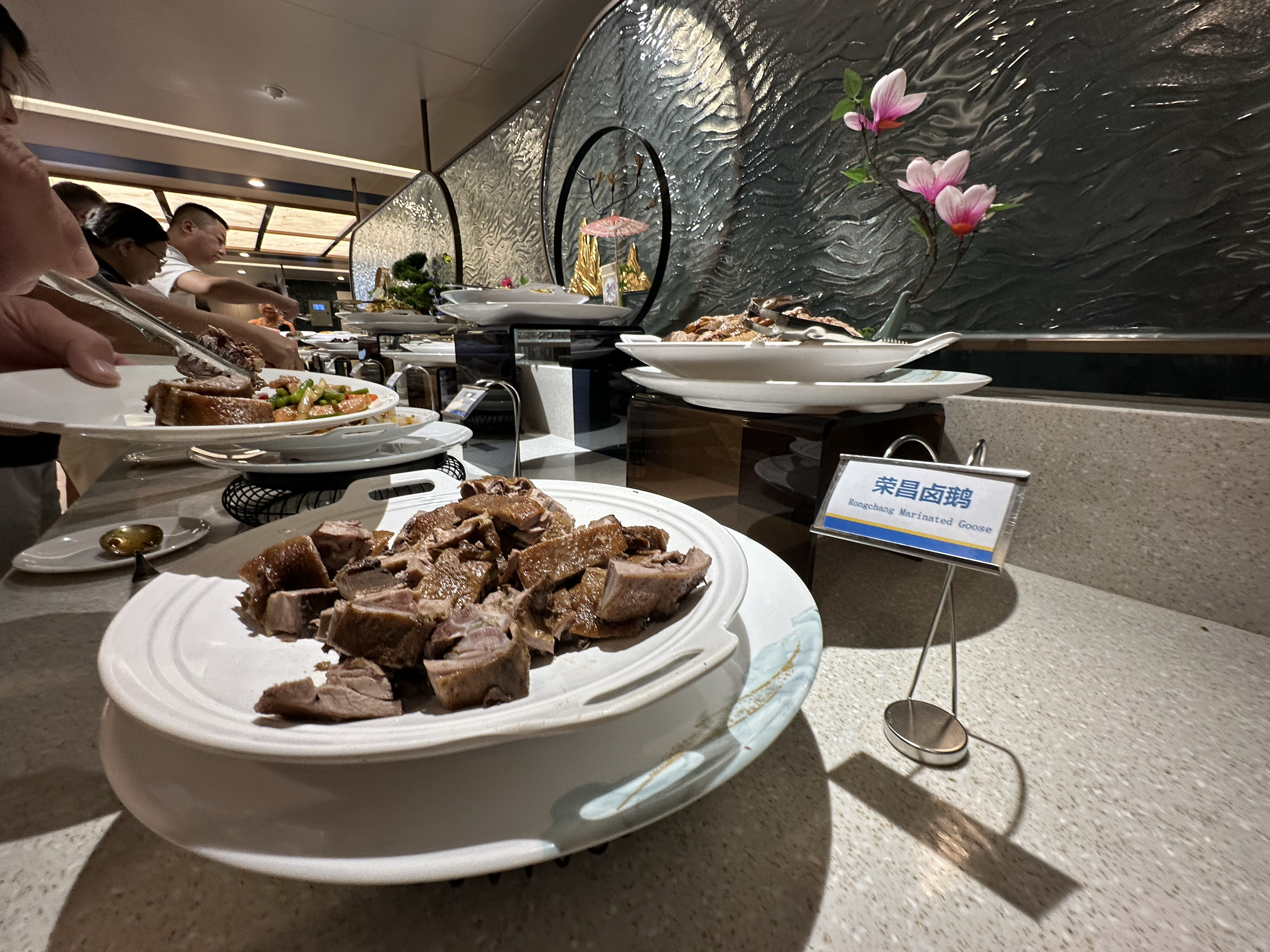 很多人会很好奇,长江三峡的豪华游轮的自助餐午餐究竟吃什么?