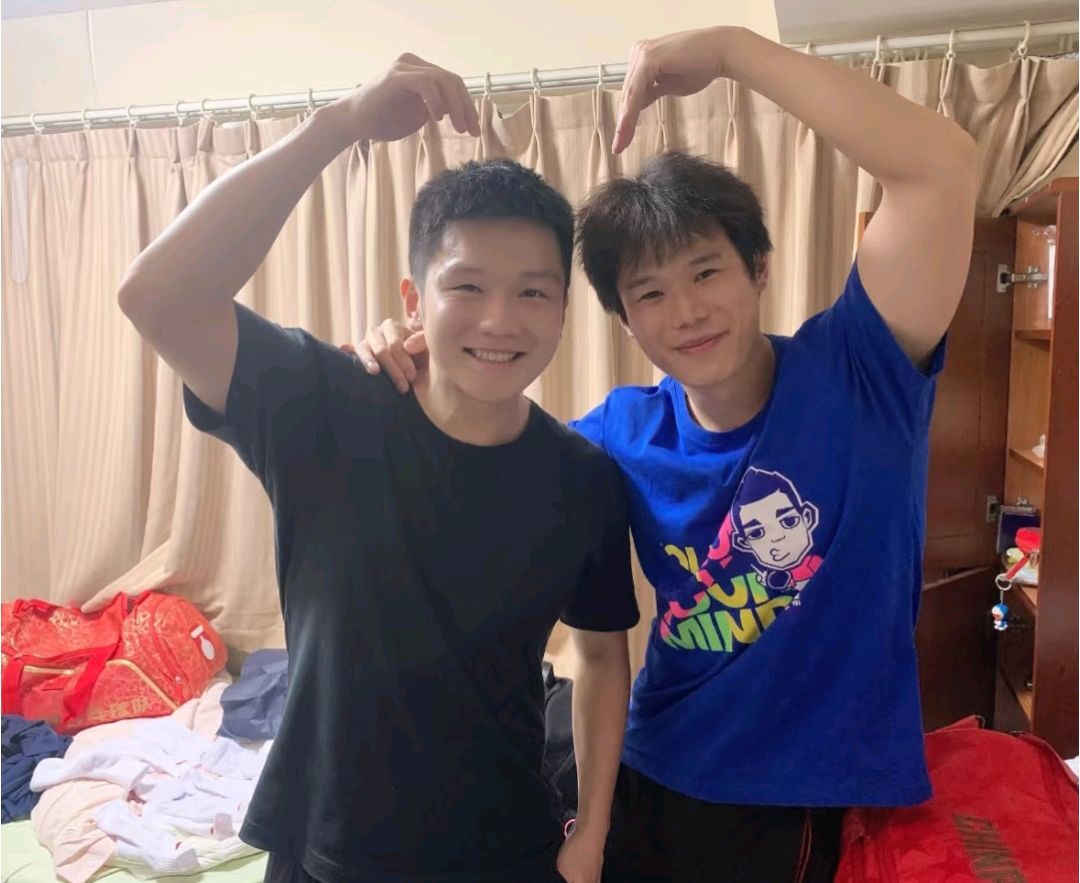 合影比心樊振东