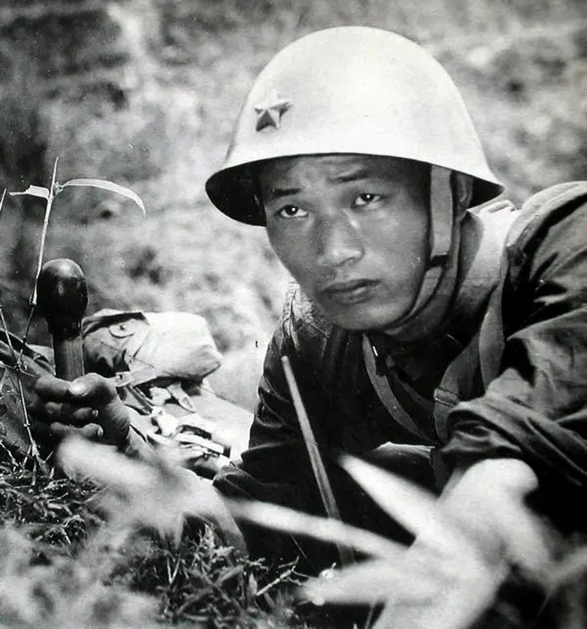 陈洪远,贵州镇远人,1981年入伍.