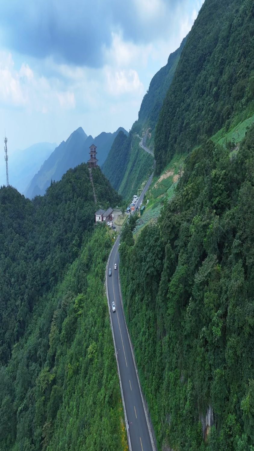 重庆最凉快的公路之一,悬挂在涪陵武陵山牛角尖上