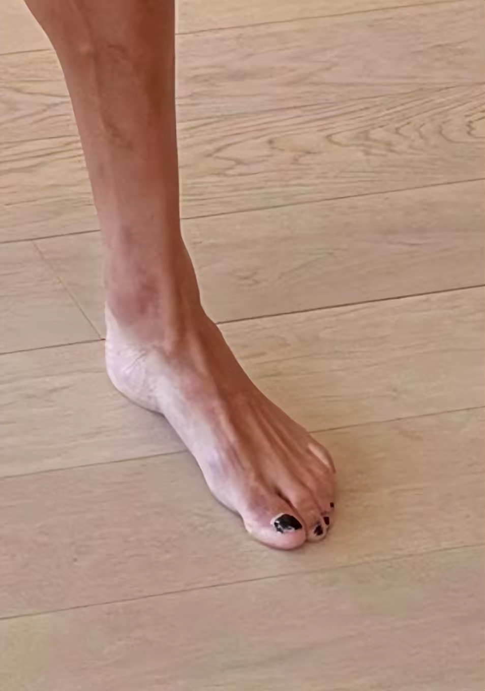 c罗脚趾涂黑指甲油引关注,或因女儿手工