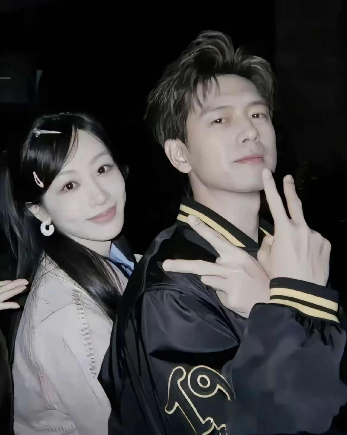 1月24日,hi6李现搂着杨紫,两人笑着往旁边走的时候,一切偶像剧的剧情