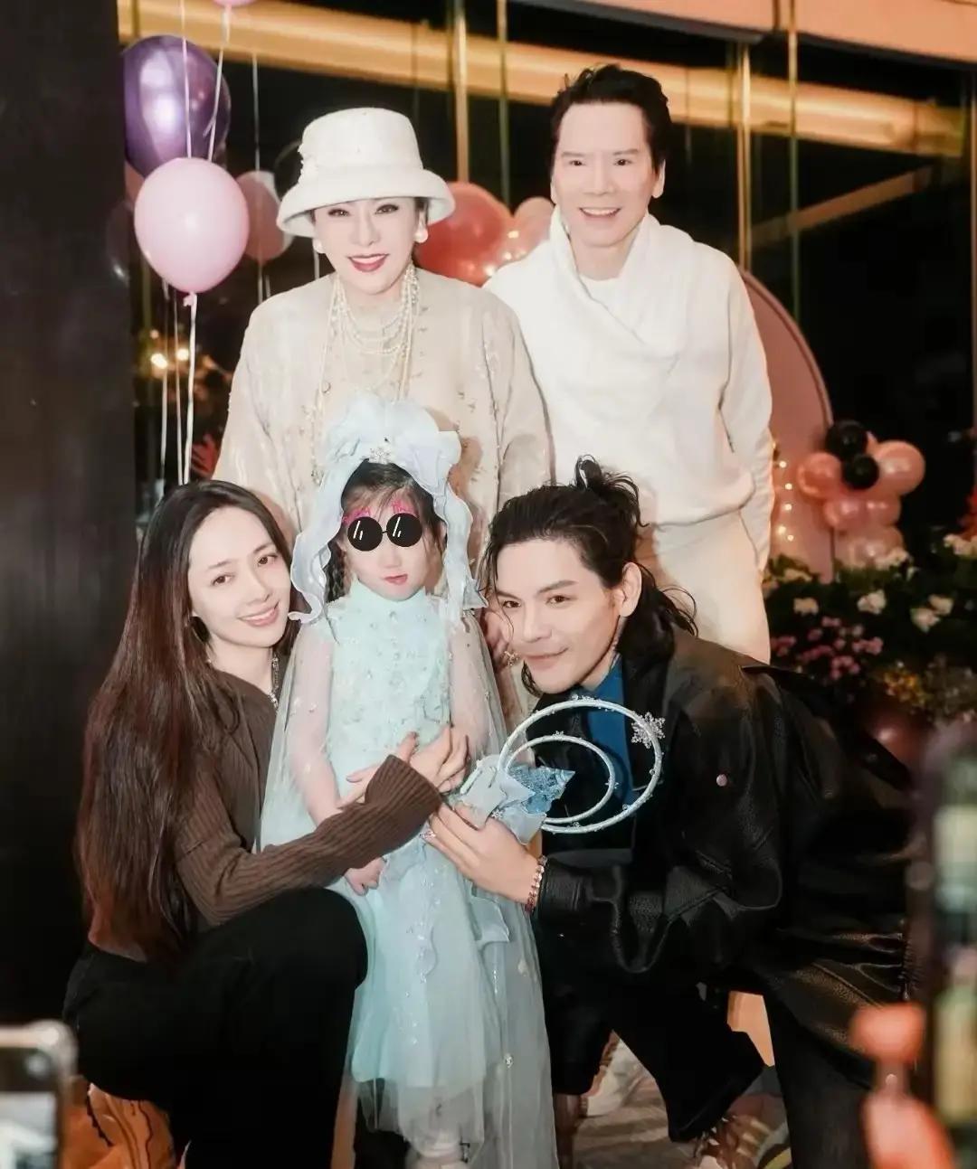 郭碧婷父亲晒全家福向佐缺席新春豪门夫妻低调幸福引热议