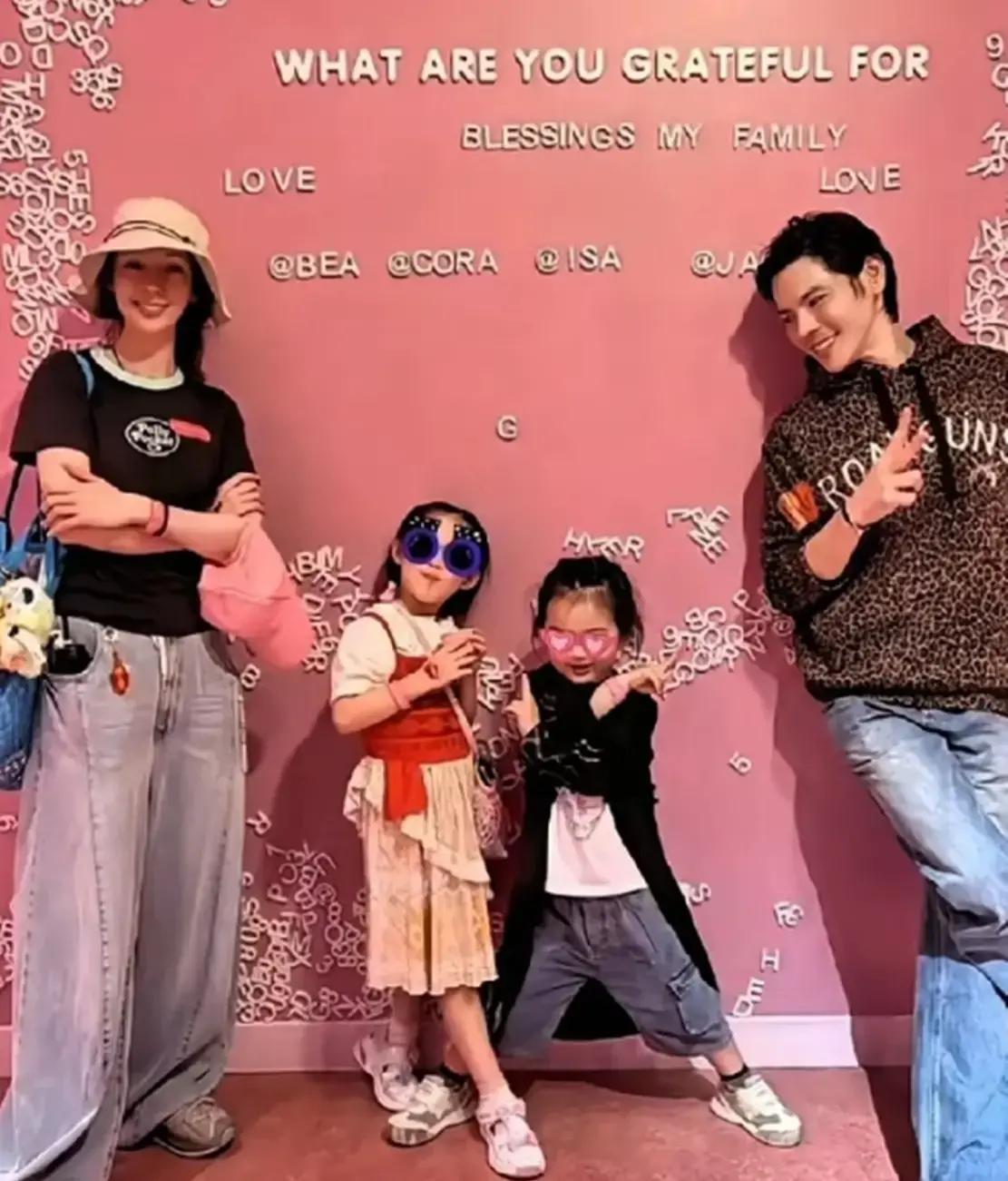 郭碧婷父亲晒全家福向佐缺席新春豪门夫妻低调幸福引热议