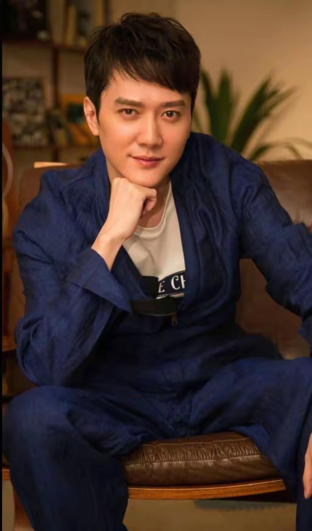 知名狗仔爆料,捕捉到46岁的冯绍峰与女友及友人聚餐的画面