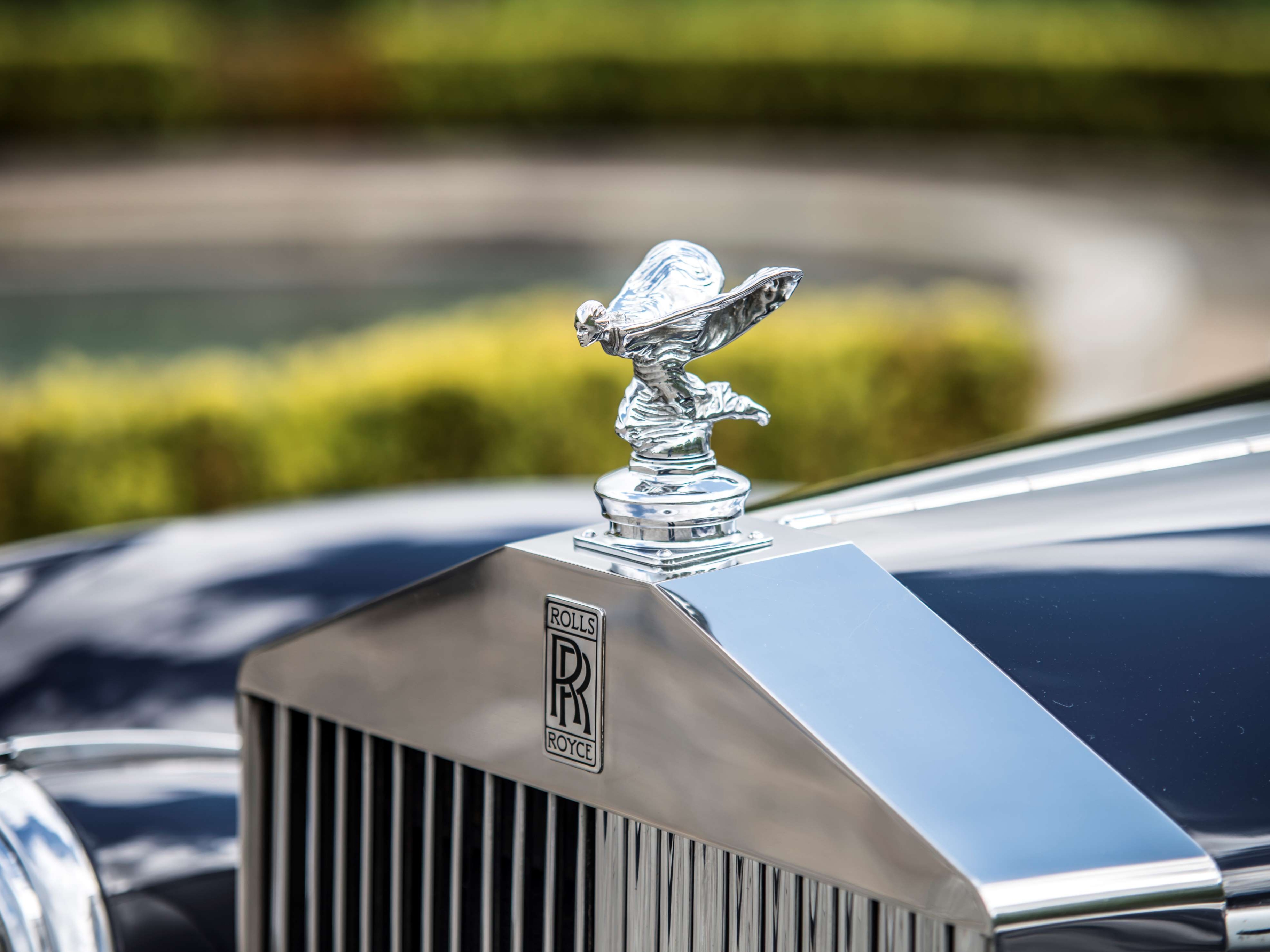 劳斯莱斯车标背后的故事与品牌精神