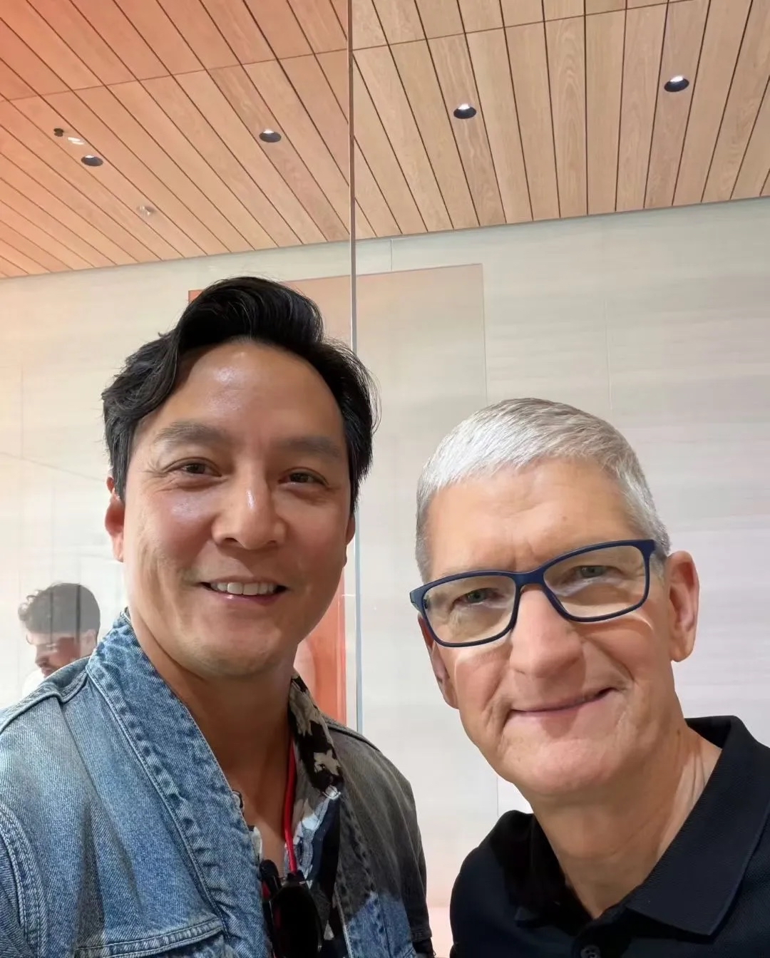 看看阿祖用iphone17与苹果老大蒂姆·库克自拍的效果