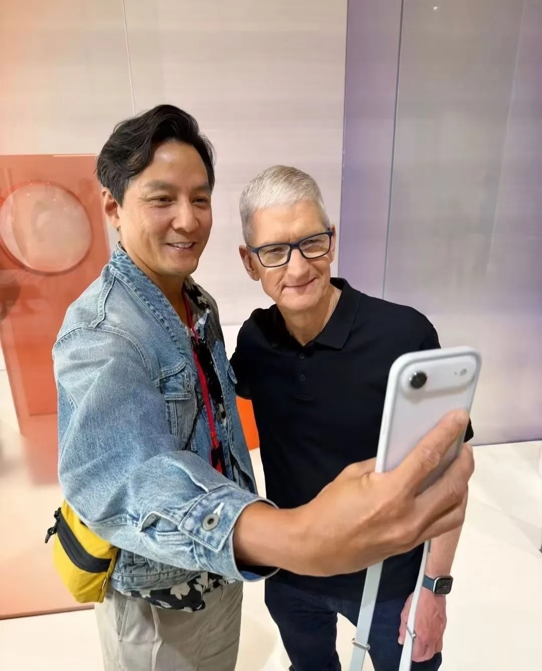 看看阿祖用iphone17与苹果老大蒂姆·库克自拍的效果