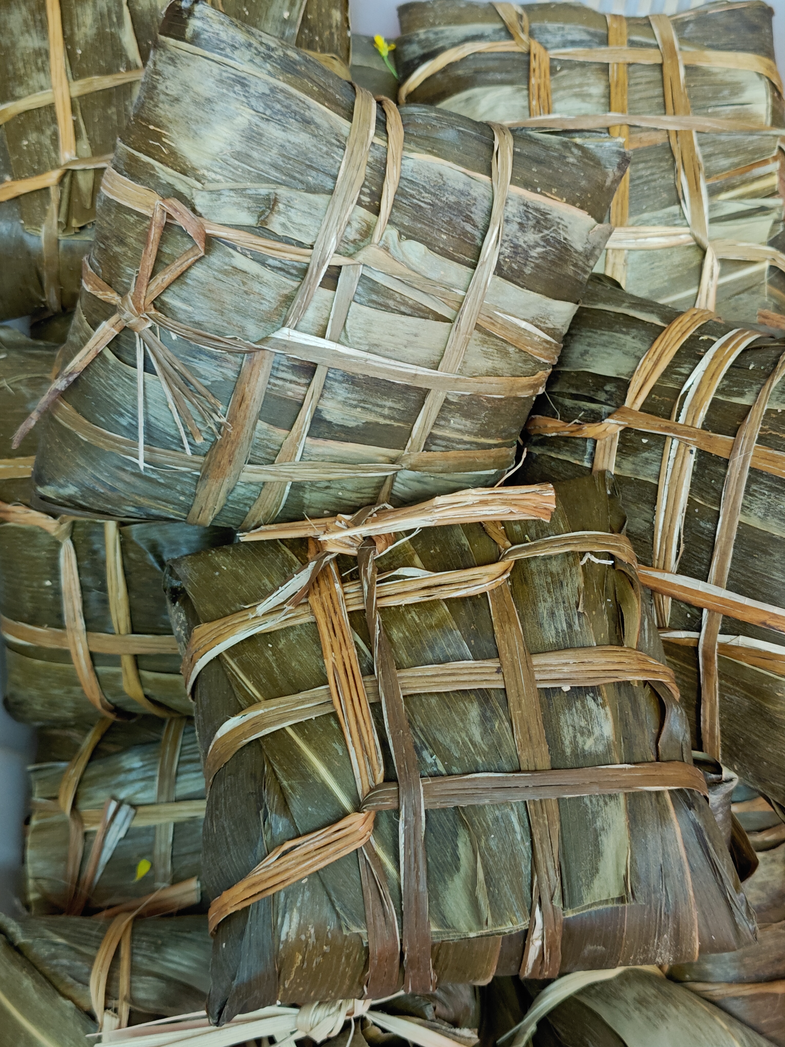 德庆是广东肇庆市下面的县,这也是柊叶裹蒸粽的一种形式