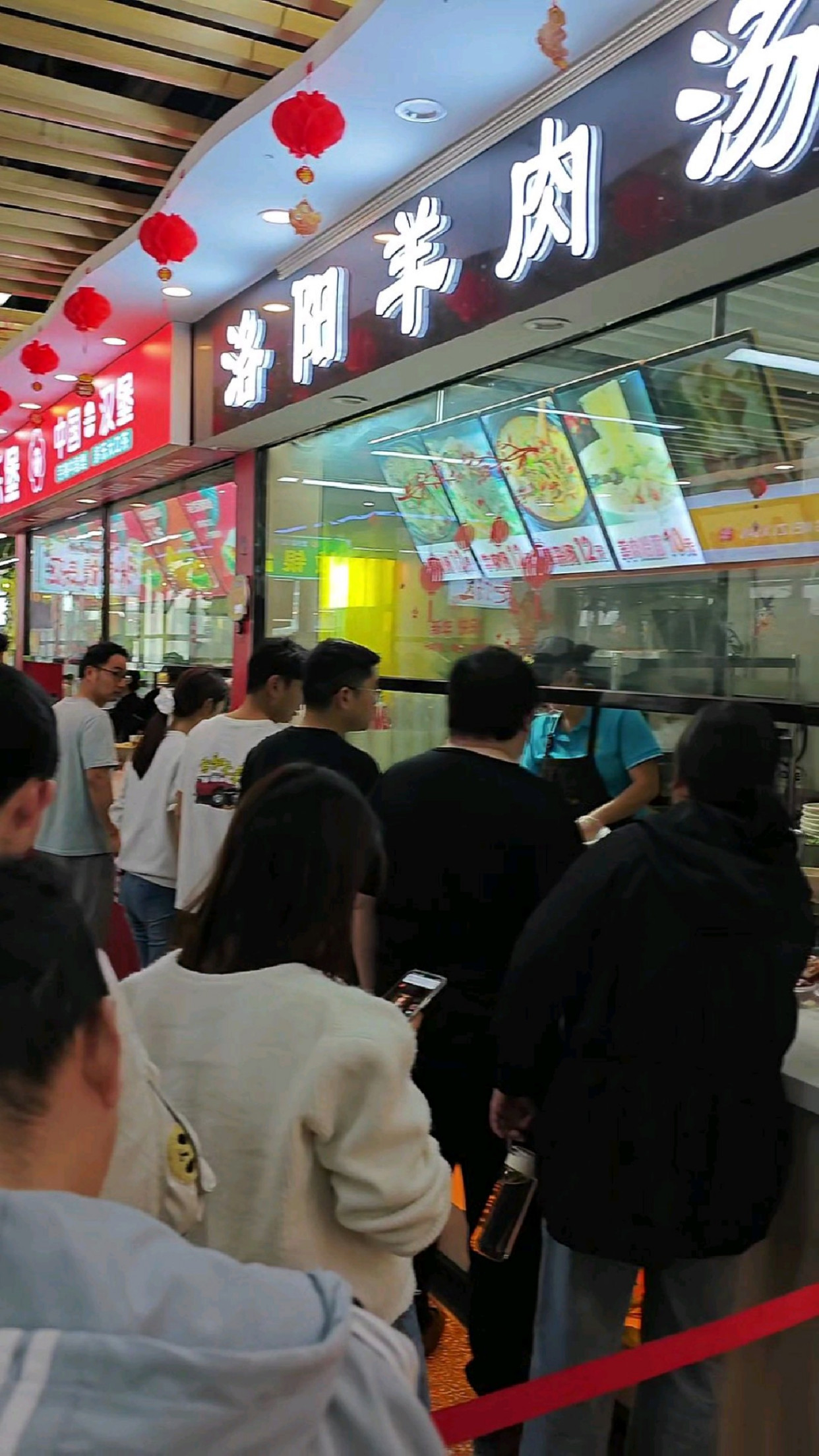 2025年4月14日中午郑州富士康厂区餐厅实拍,用餐的人太多了