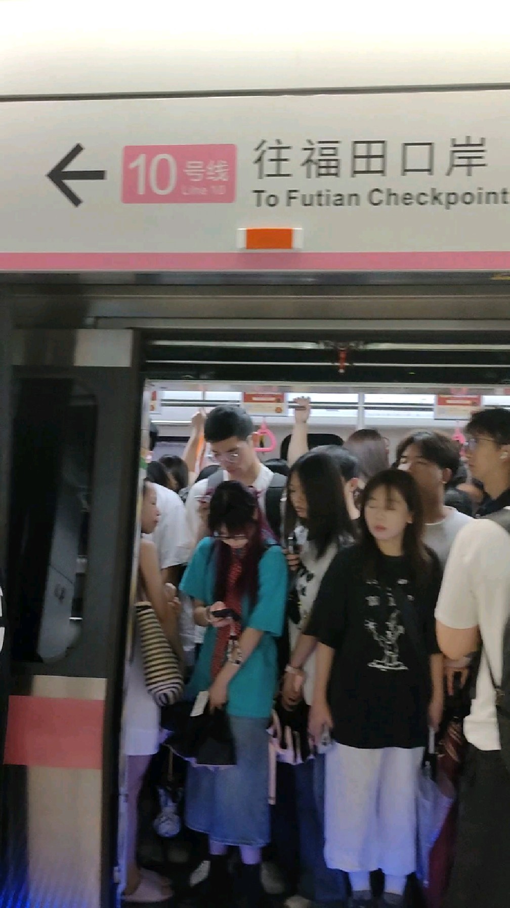 深圳地铁都是美女,宁愿迟到也不敢往里挤,太尴尬了