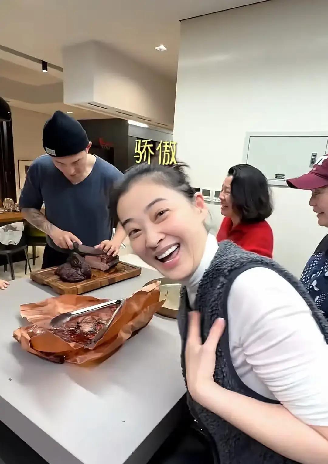 梅婷过年请德华刘琳到家做客烤肉做海鲜汤家里又大又敞亮
