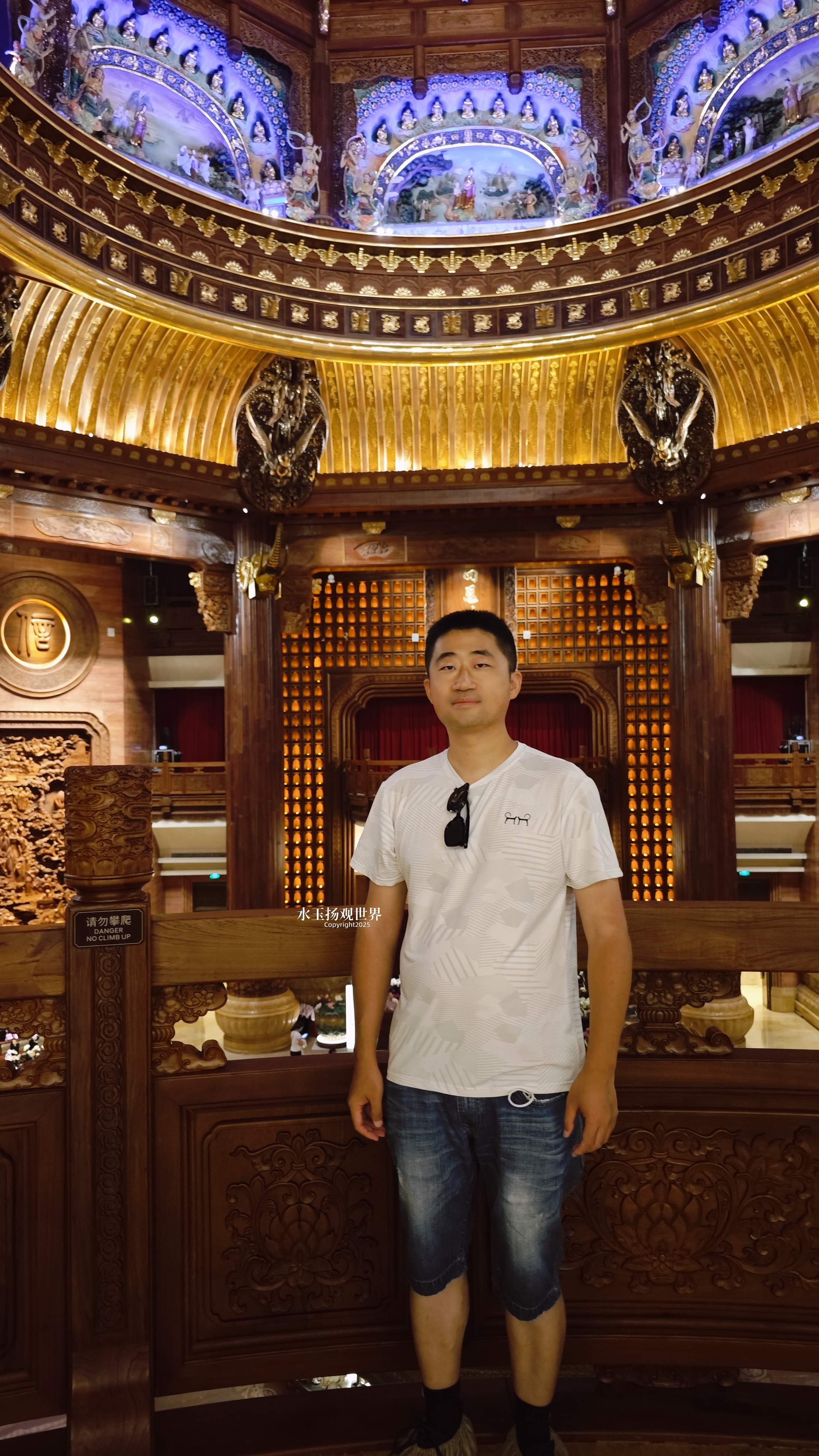 二楼素斋区的琉璃穹顶将正午阳光过滤成七宝莲池的