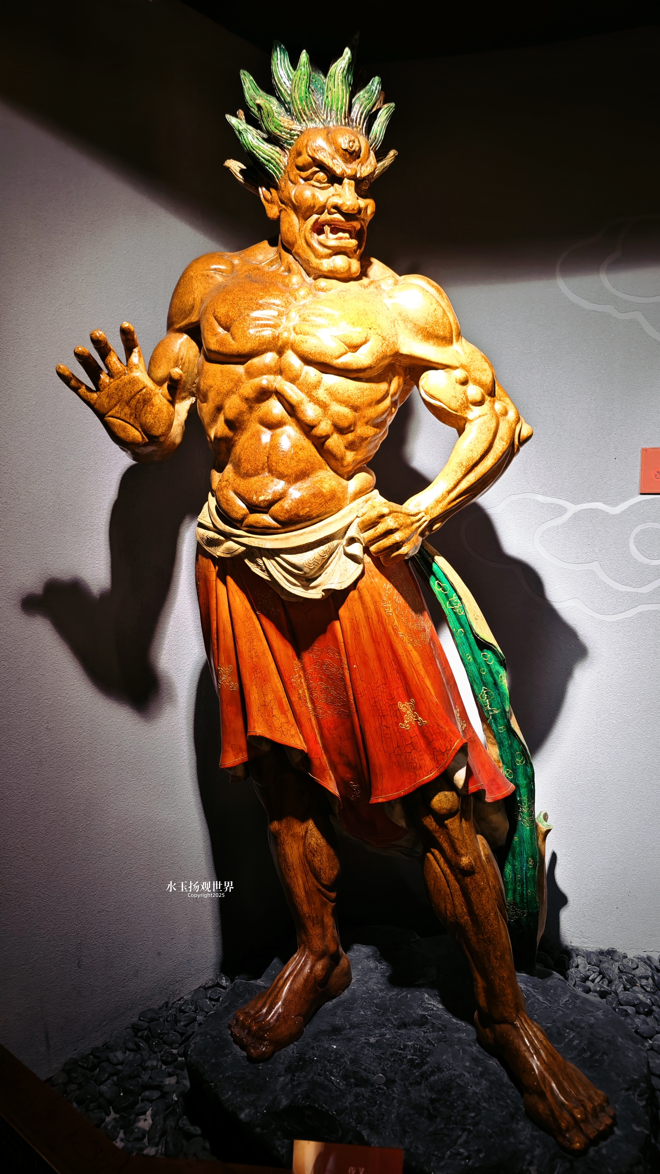 青龙寺地宫出土的制式,当年玄奘带回的经卷箱扣便刻着相似的忍冬花纹