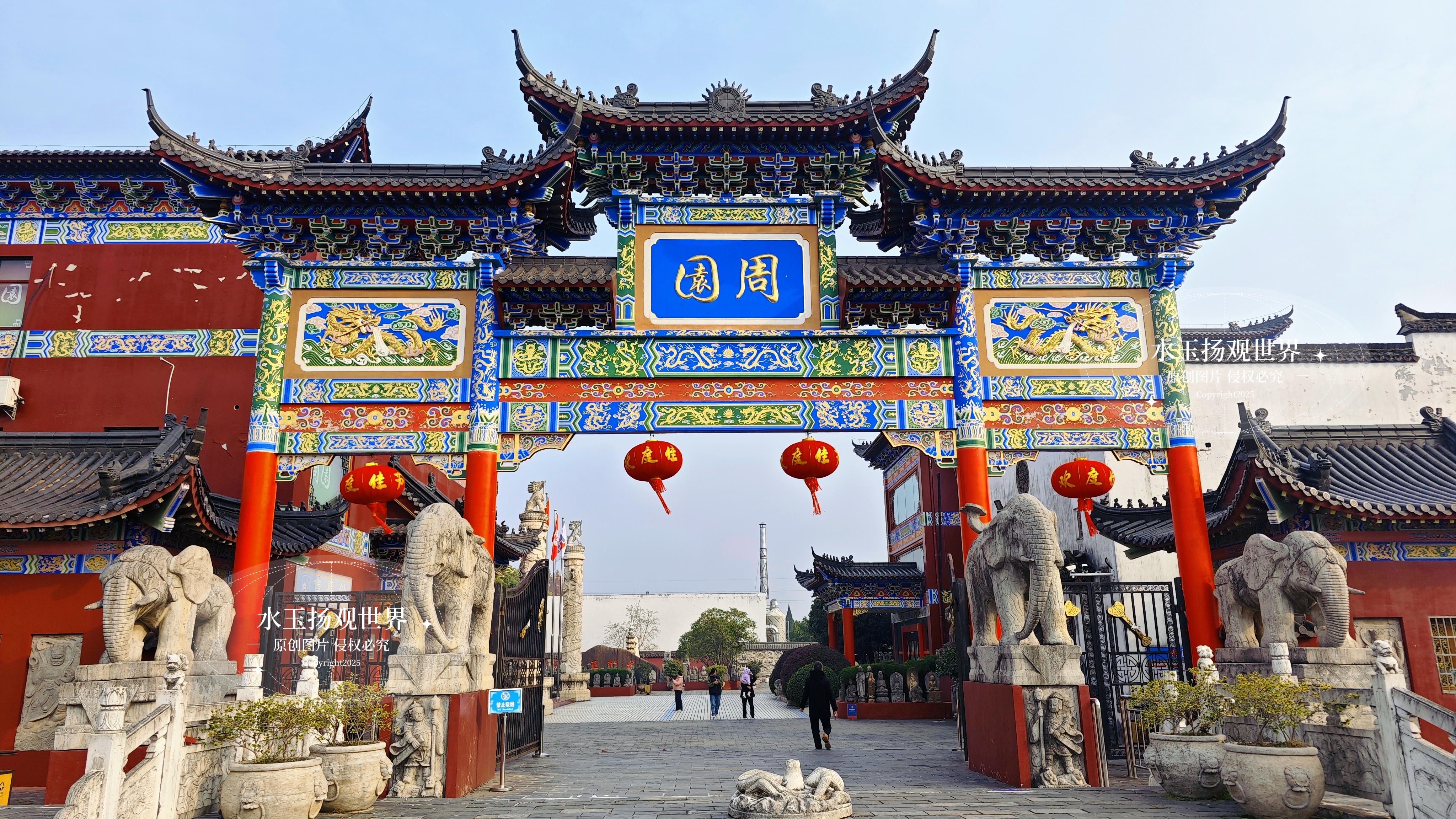 朱红色的宫墙在晨雾中若隐若现,檐角的铜铃随风轻