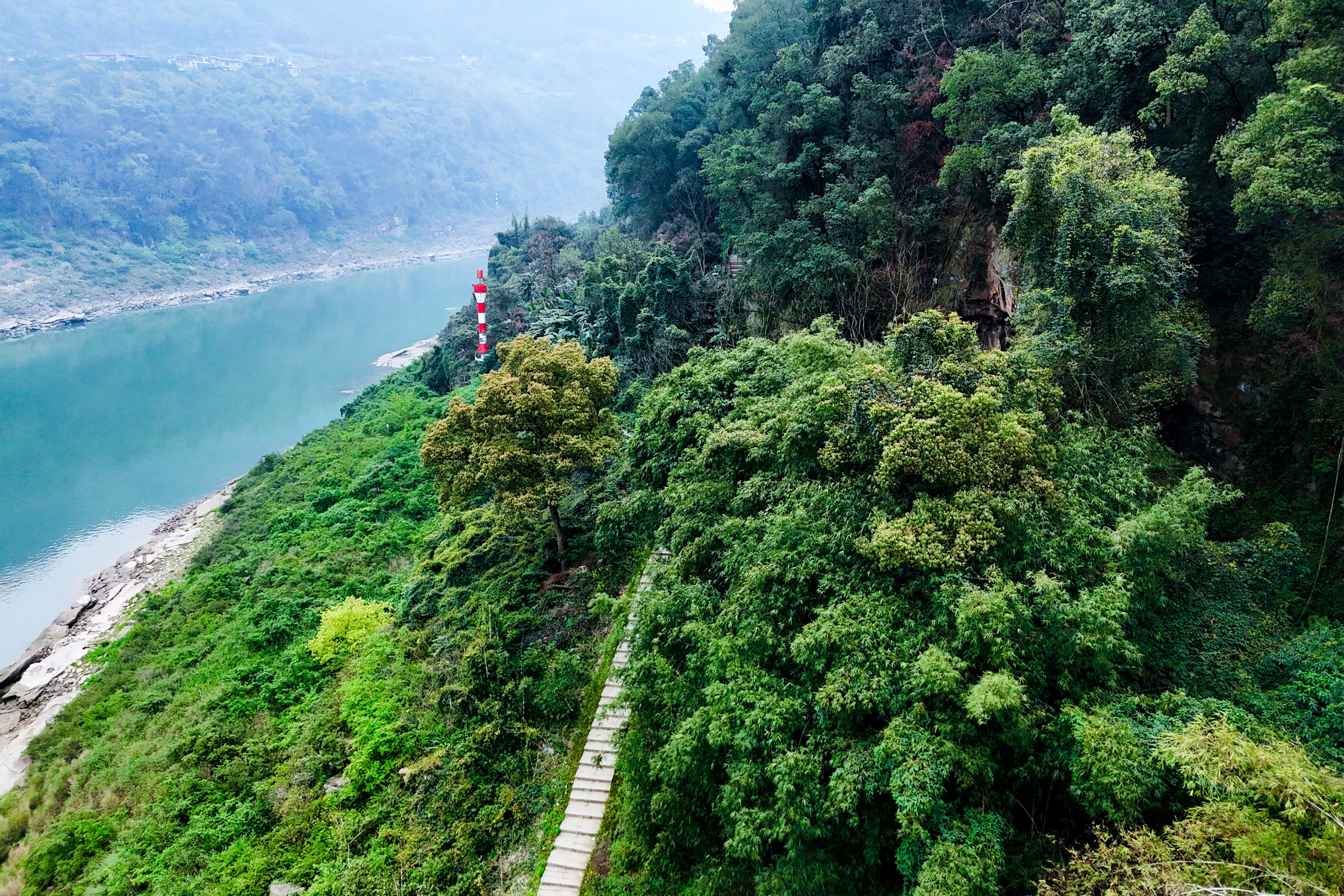 重庆北碚的张飞古道,虽说远了点,但是风景确实漂亮,还可以免费泡温泉