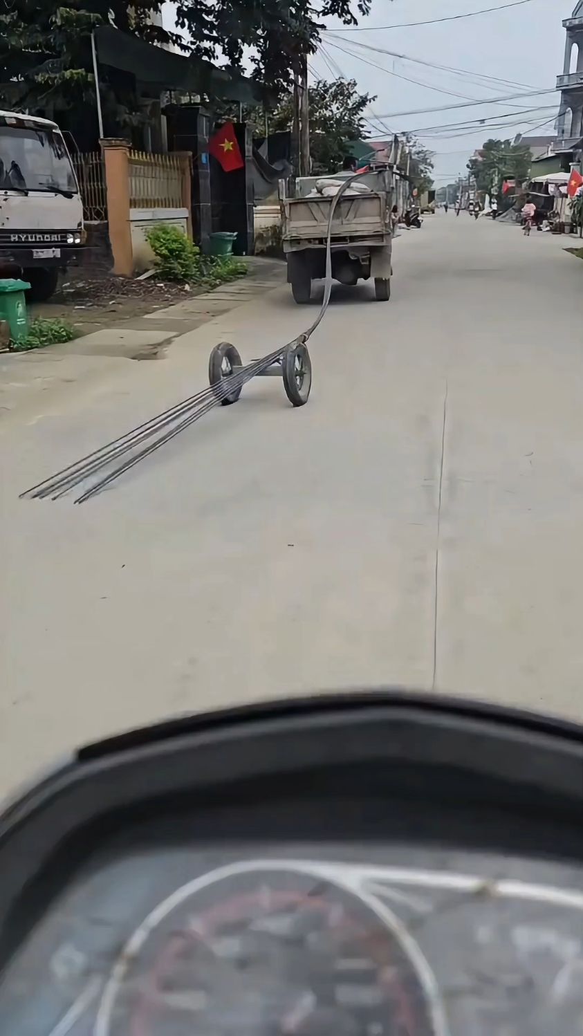 20米巨长钢筋如何轻松用拖拉机将它拉走?