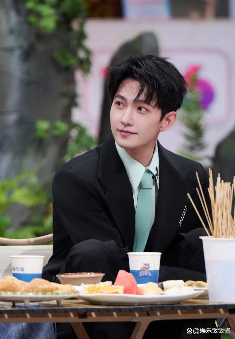 杨洋,1991年9月9日出生于上海,籍贯安徽合肥,毕业于中国人民解放军