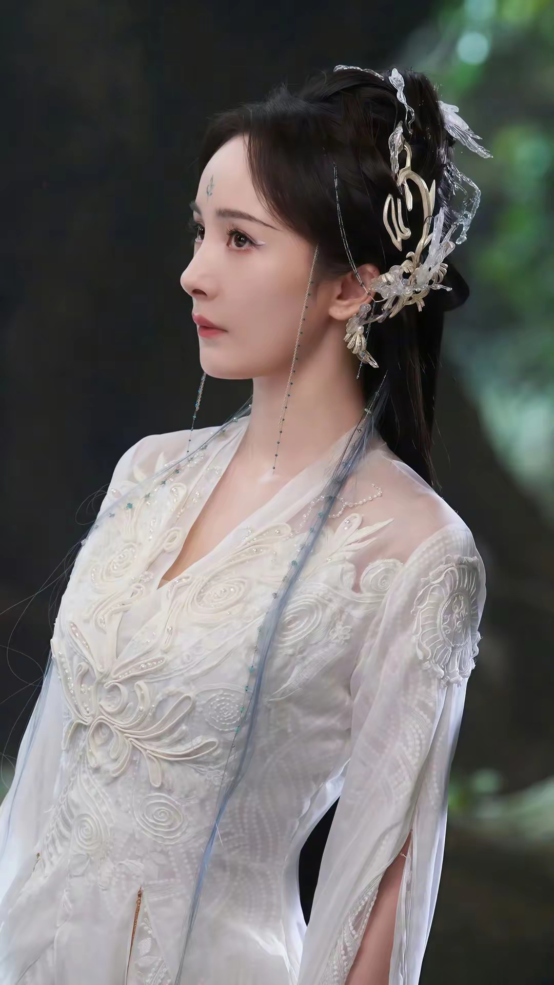 杨幂的古装造型,如《三生三世》中的白浅, 仙气飘飘,仿佛从水墨画中