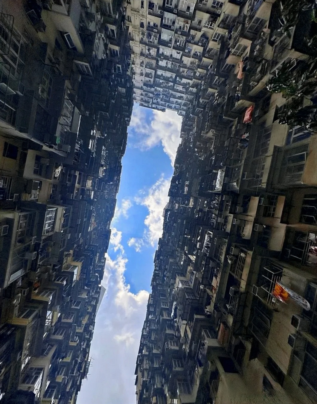 之间几乎没什么空隙,抬头看,天空都被这些高楼切成香港怪兽大厦鸽子楼