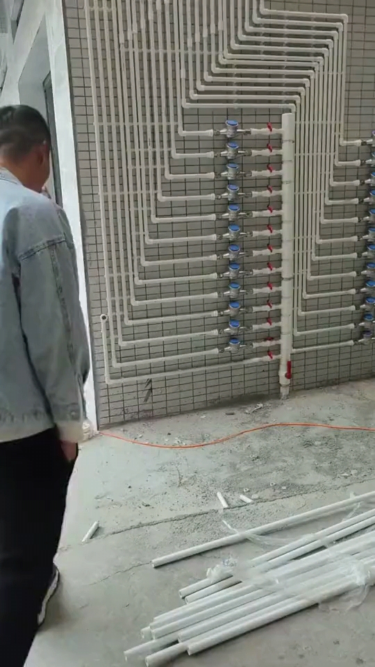 这些水表是由自来水公司安装的,这种户外一表一户的安装方式,意味着