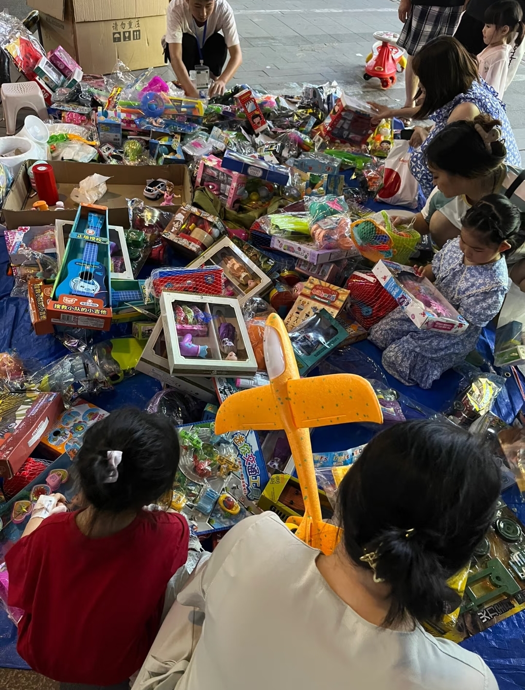 小地摊摆什么好赚钱(摆地摊卖什么小商品赚钱)