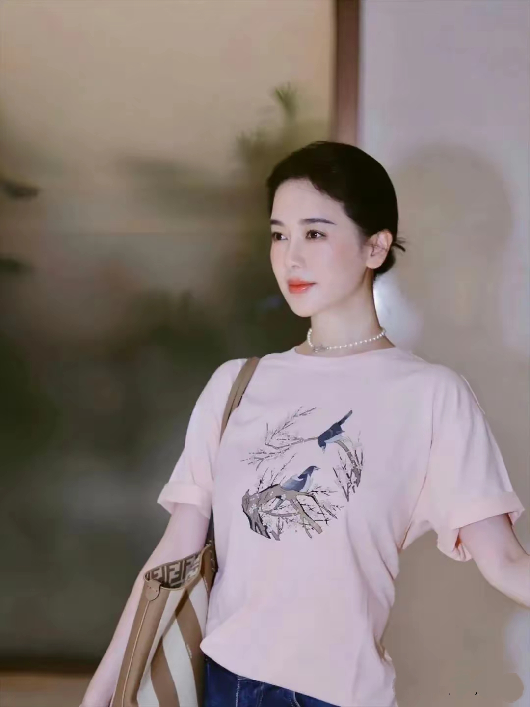 左小青医美后挺成功的,本来就不丑,现在更好看了,至少年轻十岁