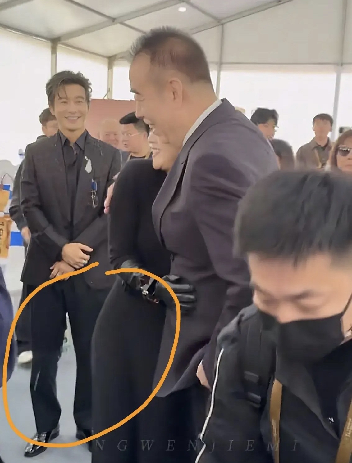 4月27日华表奖后台,章子怡和陈凯歌导演热情打招呼,子怡甚至还撒娇