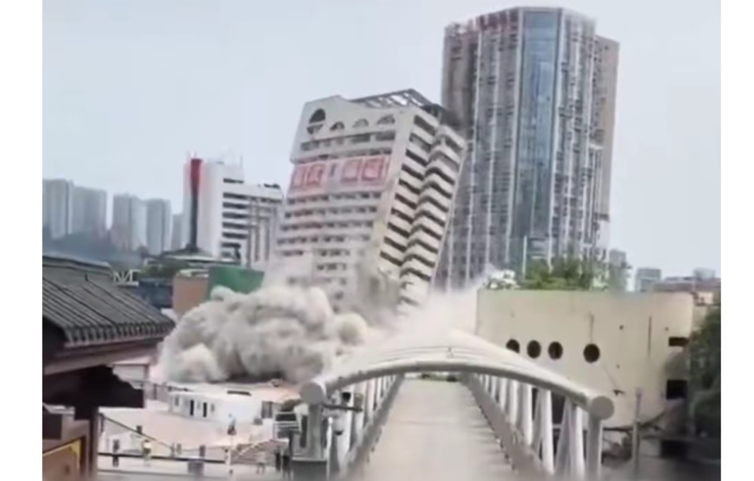 重庆菜园坝火车站华铁宾馆成功爆破拆除,开启城市更新新篇章