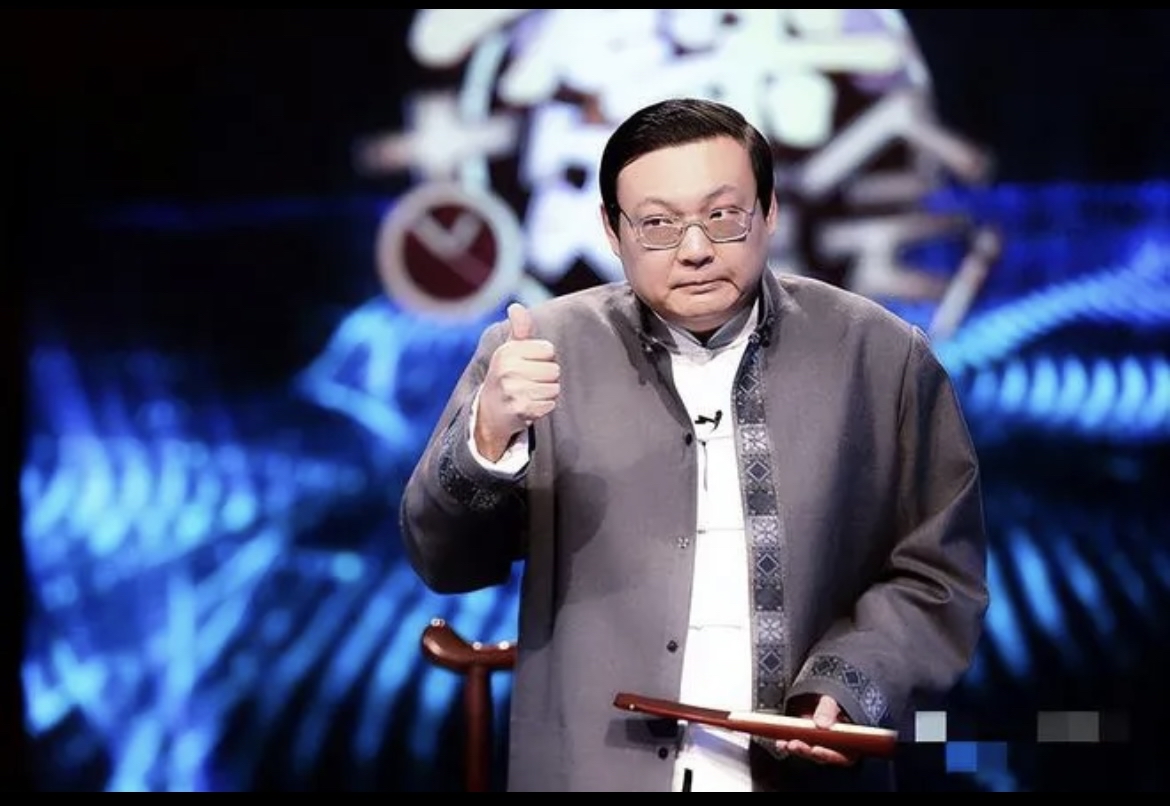 梁宏达,1972年出生在黑龙江绥化的书香世家,爷爷是私塾