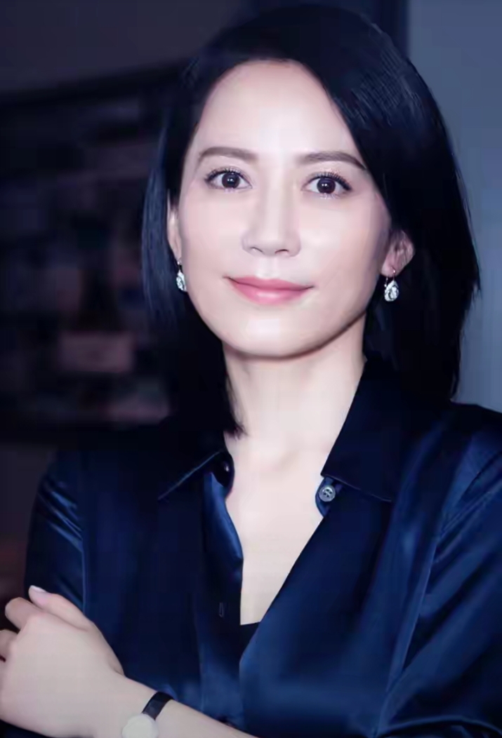 在星光璀璨的内娱,俞飞鸿无疑是一抹独特且迷人的风景