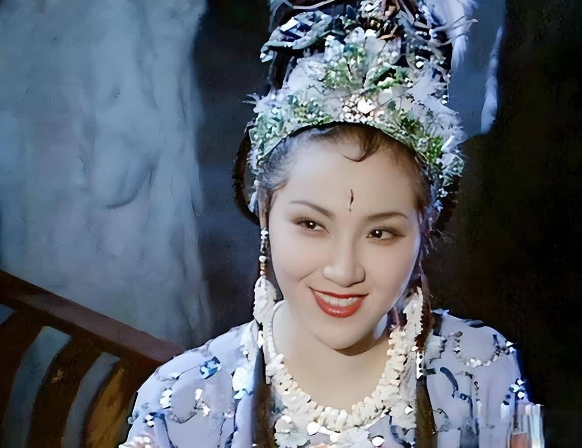 但白毛鼠精呢,这妖精画风不太一样,她对唐僧那叫一个"情根深种"