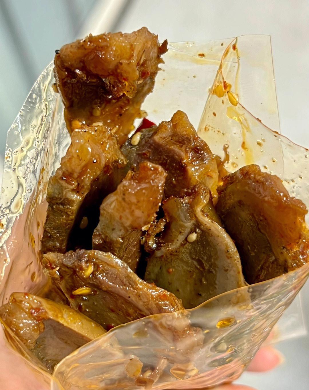 香迷糊了～等我发工资了还要买10包这个吃这个麻辣鸭胗看着丑吃着可