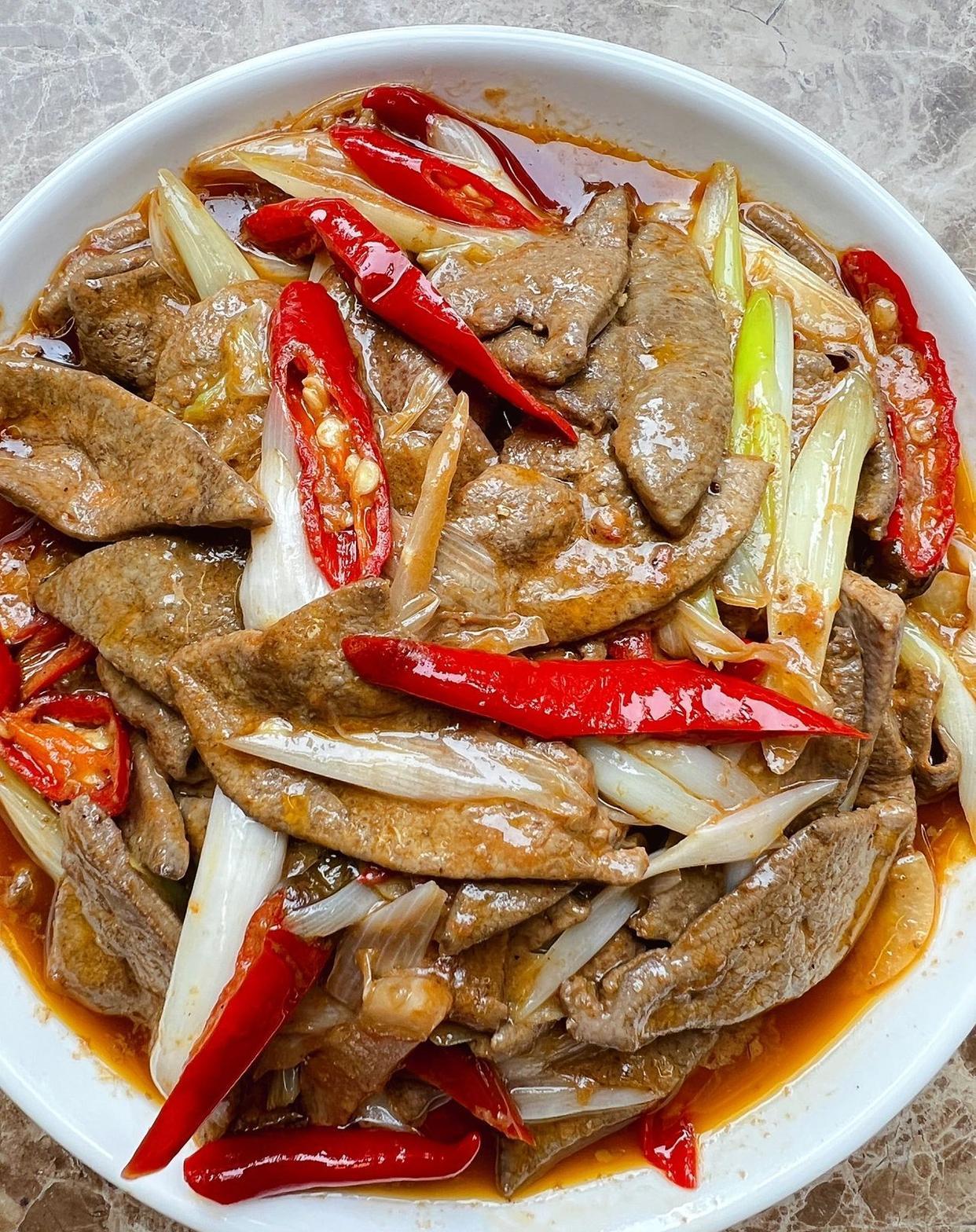 下饭的菜大葱爆炒猪肝还有泡椒的酸辣加上一起简直好吃到连吃三碗饭